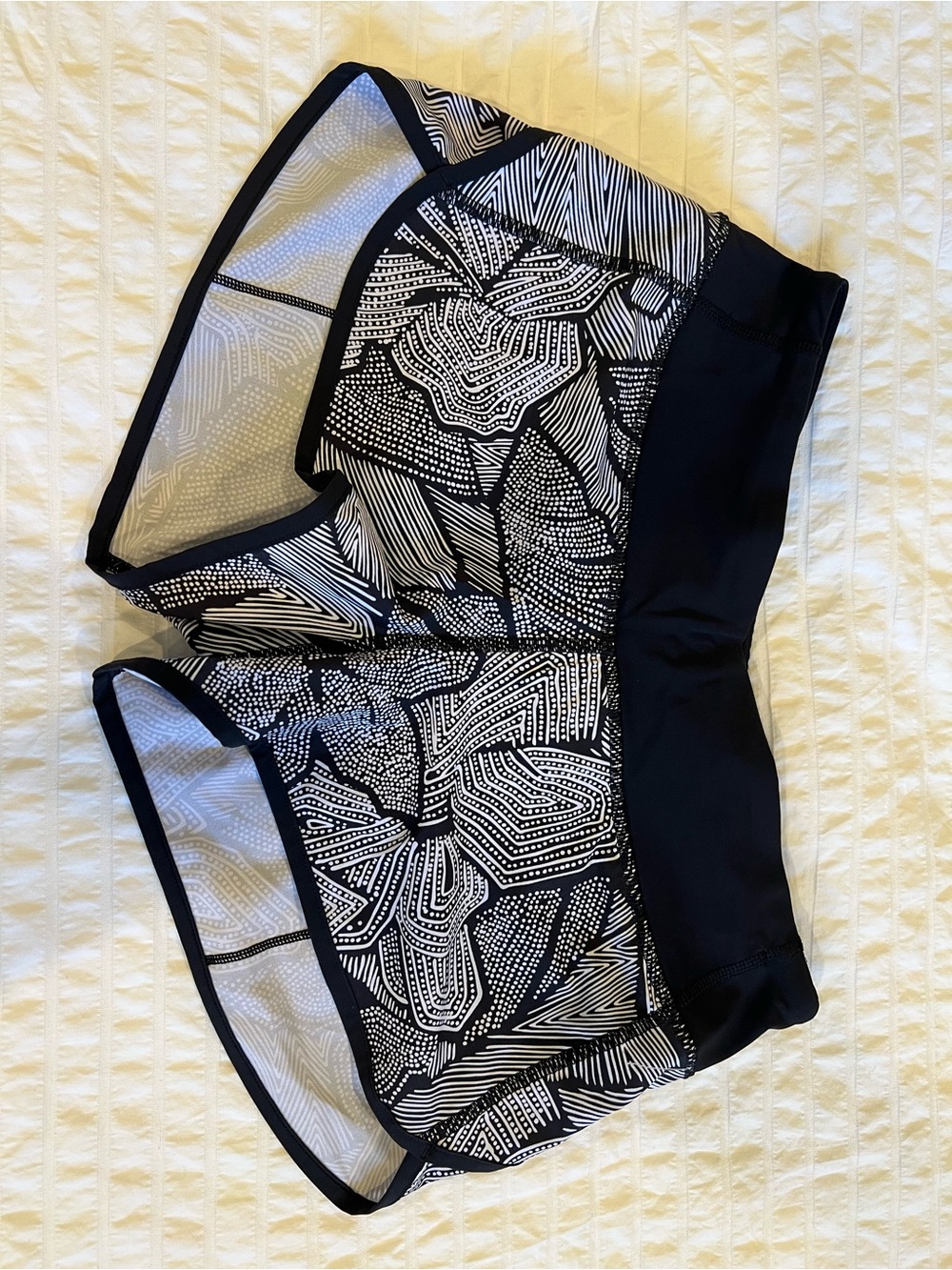lululemon run speed shorts 2.5 “ size 4 Dottie tribe white and black